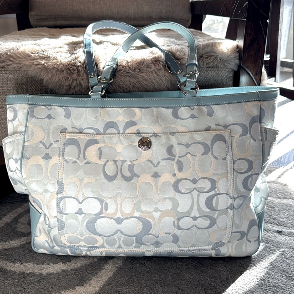 Pre-loved Coach bag like new. It can be used as a diaper bag or computer bag.
